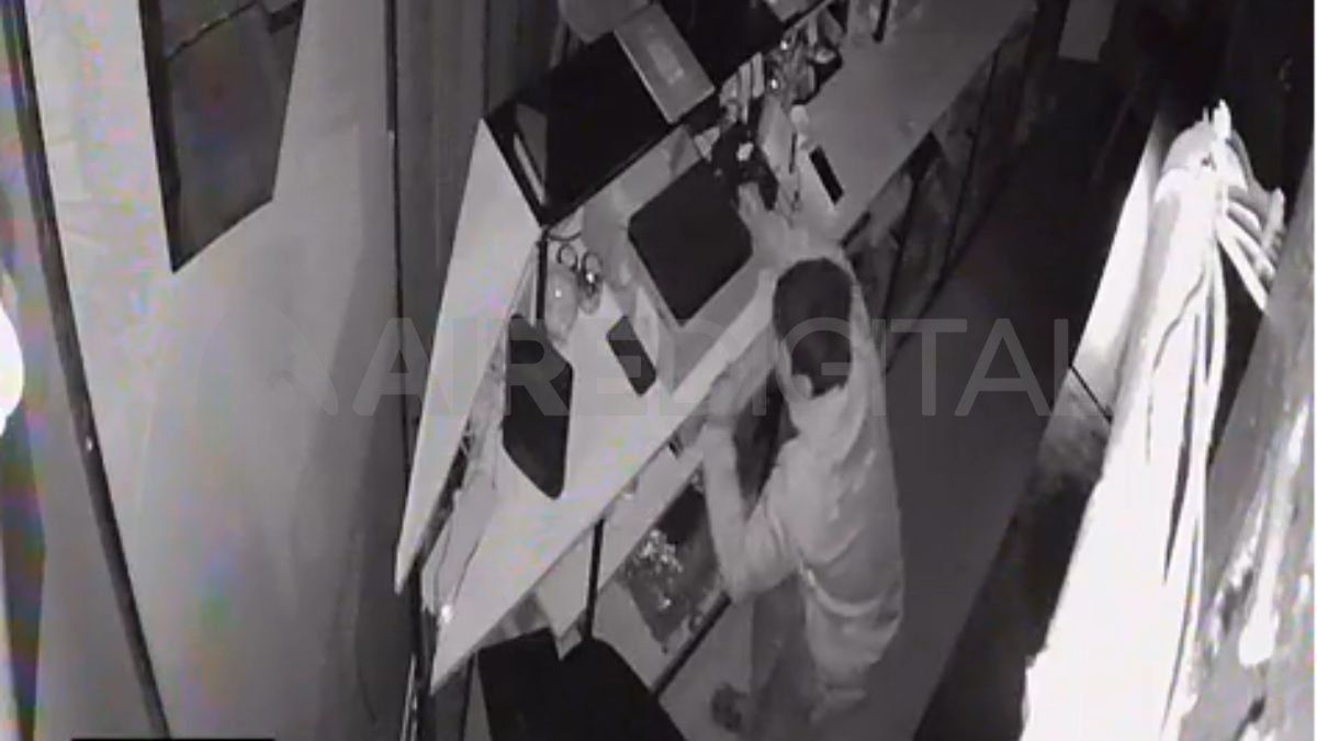 El ladrón que entró a robar a Wappo quedó registrado en las cámaras de seguridad.