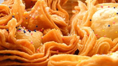 Dónde queda el distrito con nombre de mujer en el cual una de sus localidades celebra la Fiesta Nacional del pastel