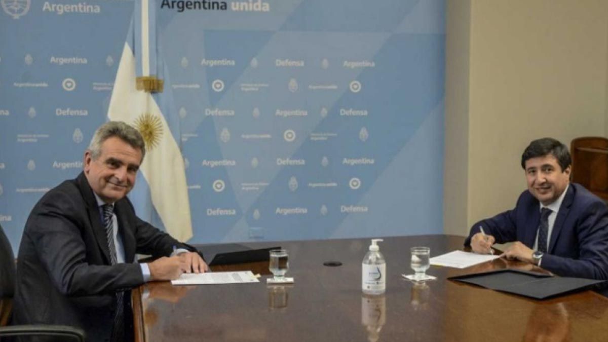 “Quiero agradecerles toda la dedicación y el esfuerzo que hicieron Arroyo y Rossi. Fueron excelentes compañeros de gabinete y de trabajo. La gestión en pandemia extenúa mucho”, destacó Cafiero.