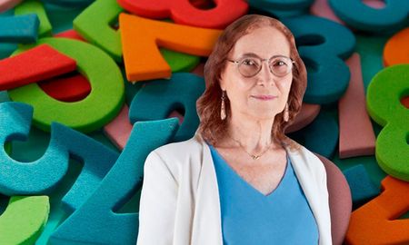 Alicia Dickenstein asegura que para descubrir la matemática hay que ser creativos y que eso se potencia conversando con los demás. Alicia Dickenstein asegura que para descubrir la matemática hay que ser creativos y que eso se potencia conversando con los demás.