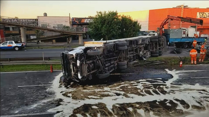 Corte total en la Panamericana: volcó un camión y derramó combustible