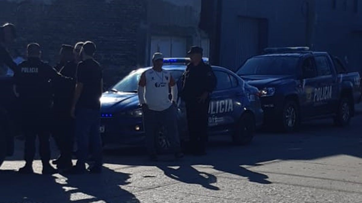 Tras ser arrestado, el sujeto fue trasladado a la Comisaría 6° y quedó a disposición de la Justicia. Tras ser arrestado, el sujeto fue trasladado a la Comisaría 6° y quedó a disposición de la Justicia.