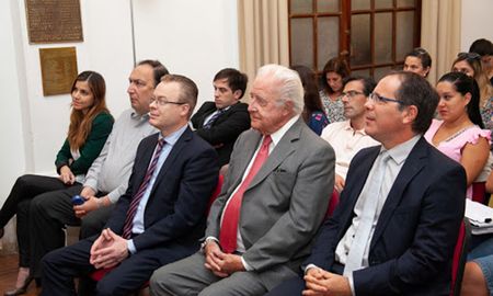 Eduardo Spuler (en el centro de la foto vestido de gris) dio positivo al test de coronavirus y es el primer Ministro de la Corte Suprema de Santa Fe con covid. Eduardo Spuler (en el centro de la foto vestido de gris) dio positivo al test de coronavirus y es el primer Ministro de la Corte Suprema de Santa Fe con covid.