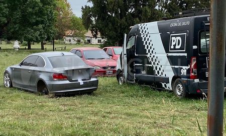 Al BMW le falta la rueda izquierda trasera. Al BMW le falta la rueda izquierda trasera.