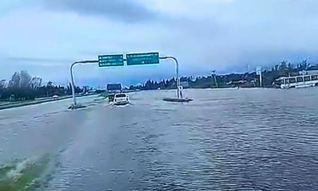 La autopista Buenos Aires— Rosario, repleta de agua a la altura de San Nicolás, producto de los casi 200 mm caídos en cuatro horas. La autopista Buenos Aires— Rosario, repleta de agua a la altura de San Nicolás, producto de los casi 200 mm caídos en cuatro horas.