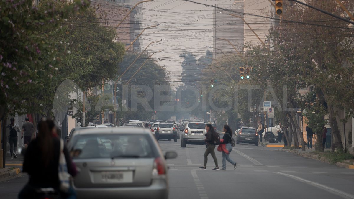 Las fuertes ráfagas que se registraron el jueves trajeron a la ciudad el humo de varios incendios registrados en los alrededores.