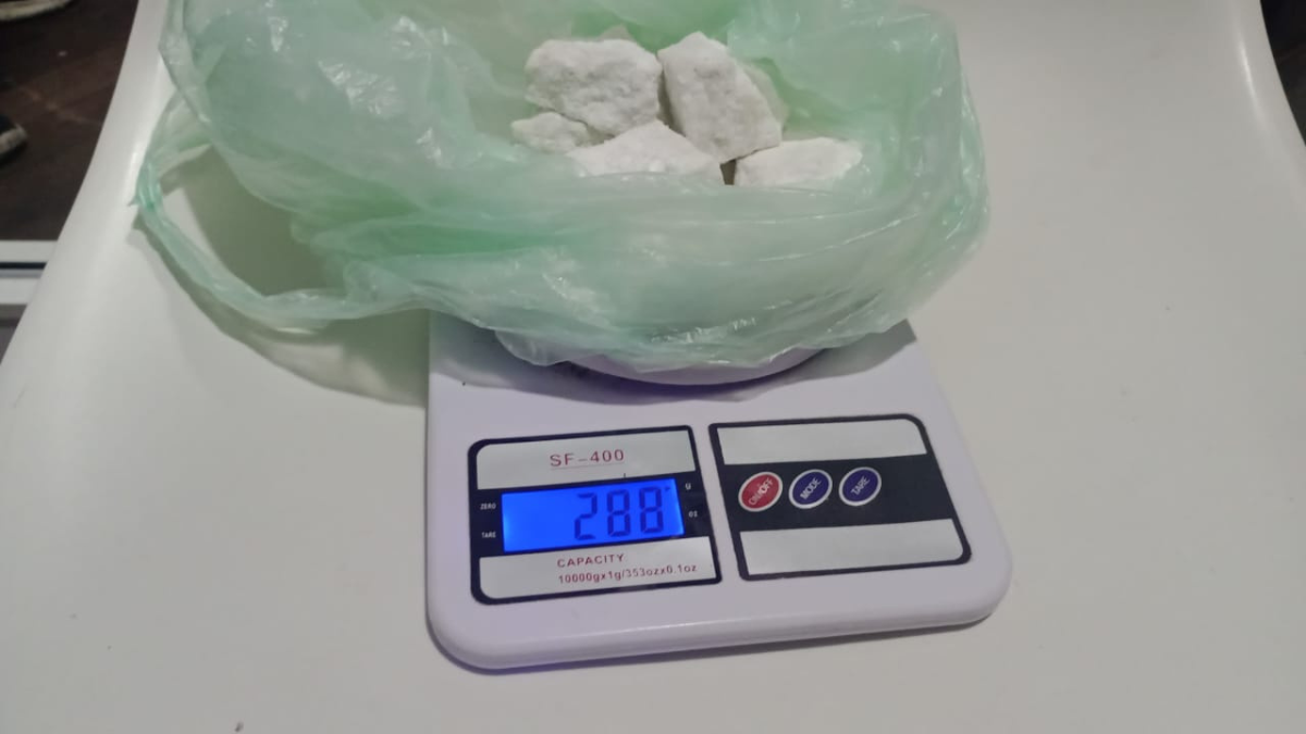 Entre los elementos secuestrados había una balanza de precisión, teléfonos celulares, dinero en efectivo, un arma de fuego con municiones en su tambor lista para disparar, un vehículo de alta gama y una moto. Entre los elementos secuestrados había una balanza de precisión, teléfonos celulares, dinero en efectivo, un arma de fuego con municiones en su tambor lista para disparar, un vehículo de alta gama y una moto.