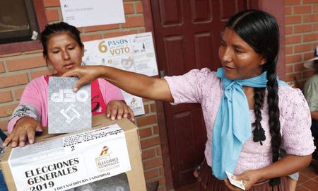 En la Ciudad Autónoma de Buenos Aires pueden votar más de 60.000 ciudadanos bolivianos, en 24 escuelas. En la Ciudad Autónoma de Buenos Aires pueden votar más de 60.000 ciudadanos bolivianos, en 24 escuelas.