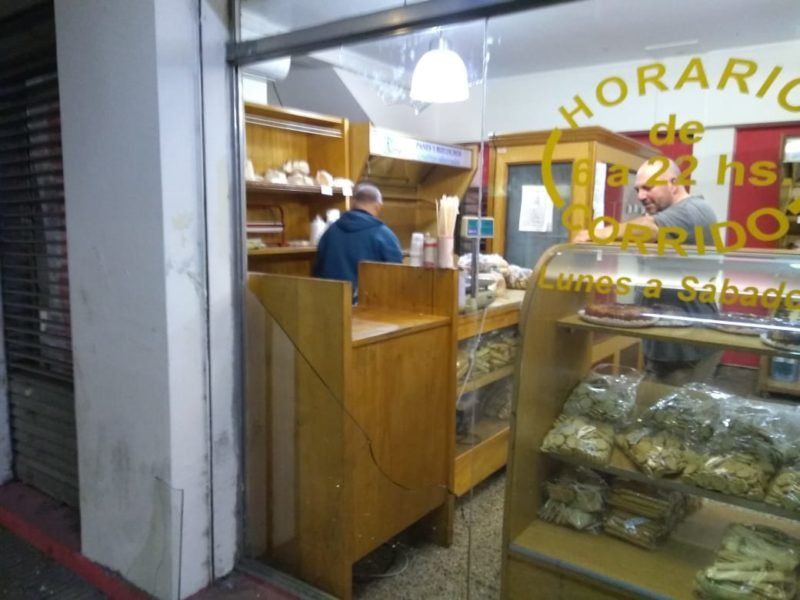 Rompieron el vidrio y se llevaron el microondas de la panadería Polo Norte en el centro