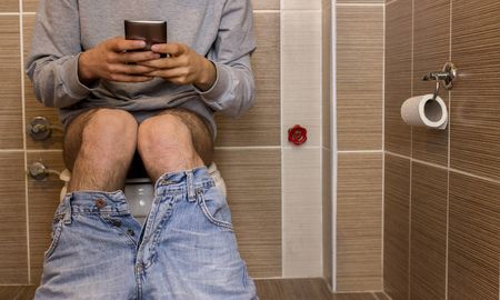 Existen gérmenes peligrosos para nuestra salud que pueden detectar en el baño, y estar con el celular los puede potenciar Existen gérmenes peligrosos para nuestra salud que pueden detectar en el baño, y estar con el celular los puede potenciar