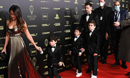 En la ceremonia que se realizó este lunes a la tarde en París, Lionel Messi, su esposa y sus tres hijos deslumbraron con su actitud y estilo. En la ceremonia que se realizó este lunes a la tarde en París, Lionel Messi, su esposa y sus tres hijos deslumbraron con su actitud y estilo.