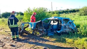 Brutal accidente frontal: un camión embistió y destrozó un auto en Concepción del Uruguay