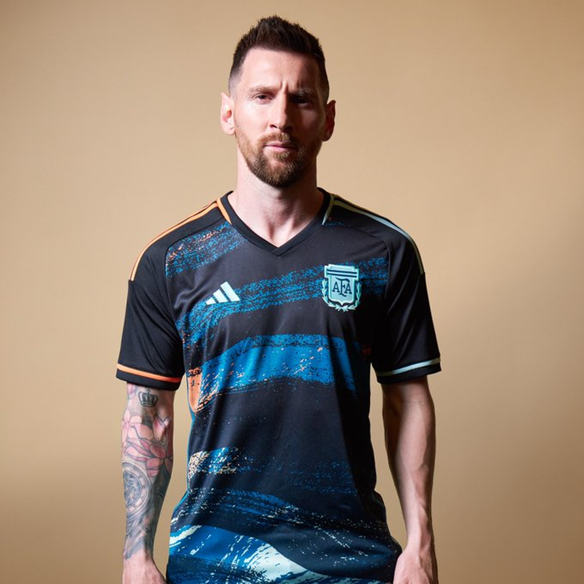 Lionel Messi se puso la camiseta suplente de la selección femenina. Lionel Messi se puso la camiseta suplente de la selección femenina.