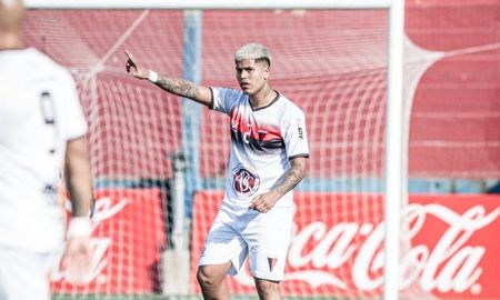 Conmoción en el ascenso: un futbolista uruguayo se descompensó en pleno partido