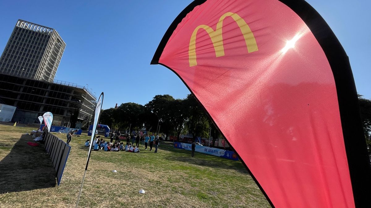 McDonalds organizó clínicas de fútbol y talleres de conciencia ambiental para niños y niñas de Santa Fe.