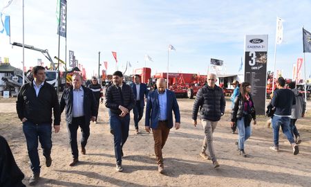 El ministro Gustavo Puccini recorre la Agroactiva junto al gobernador Maximiliano Pullaro. El ministro Gustavo Puccini recorre la Agroactiva junto al gobernador Maximiliano Pullaro.