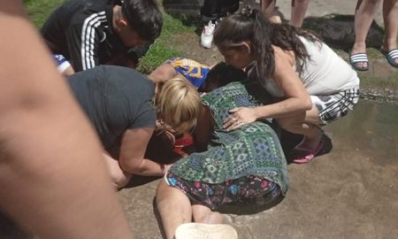 El menor quedó tendido sobre la calle Mendoza, mientras vecinos lo asistían minutos después del impacto del patrullero. El menor quedó tendido sobre la calle Mendoza, mientras vecinos lo asistían minutos después del impacto del patrullero.