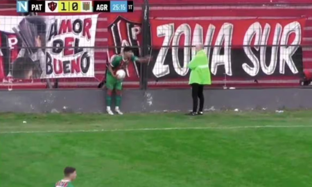 Un hincha de Patronato le bajó los pantalones a un jugador de Agropecuario en pleno partido Un hincha de Patronato le bajó los pantalones a un jugador de Agropecuario en pleno partido