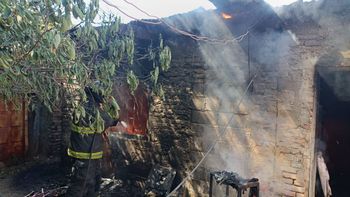 Incendio en una vivienda de Santo Tomé: una habitación quedó destruida