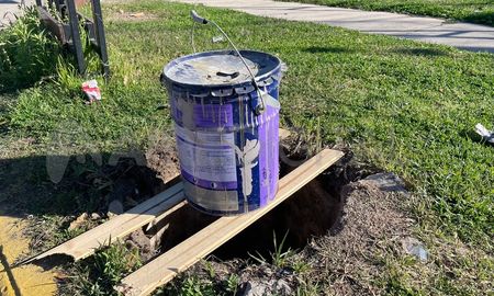 Vecinos de calle Aristóbulo del Valle denuncian la presencia de un profundo pozo a pocos metros del Puente Negro. Vecinos de calle Aristóbulo del Valle denuncian la presencia de un profundo pozo a pocos metros del Puente Negro.