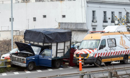 Un hombre murió aplastado por su propio vehículo cuando intentaba arreglarlo en la autopista 9 de Julio Un hombre murió aplastado por su propio vehículo cuando intentaba arreglarlo en la autopista 9 de Julio