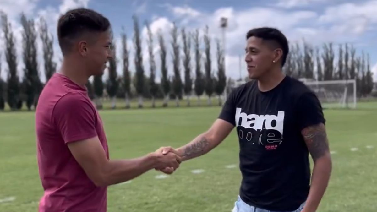 Presentación de lujo. Toto Iñíguez presentó al nuevo refuerzo de Colón.