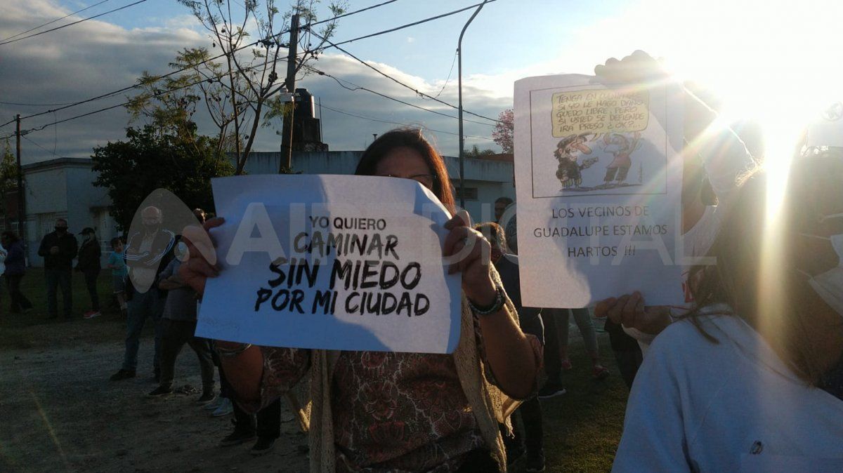 No es la primera vez que vecinos de la ciudad de Santa Fe deciden marchar para reclamar por seguridad.