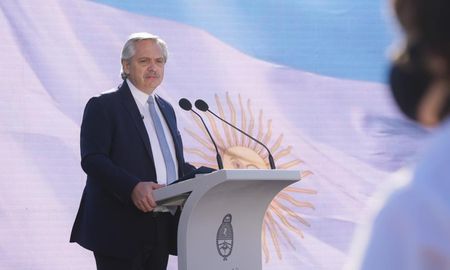 Tenemos descendientes que se convirtieron en afroamericanos, dijo Fernández en el acto por el Día de la Bandera.