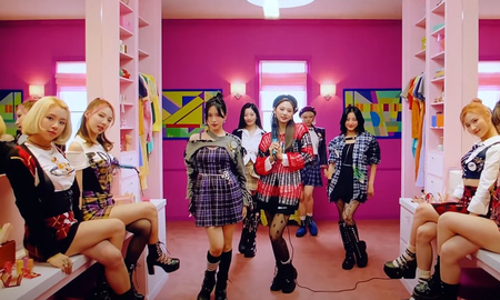 El grupo de Kpop, TWICE actuará en The Tonight Show Starring Jimmy Fallon, e interpretará su primer sencillo en inglés. El grupo de Kpop, TWICE actuará en The Tonight Show Starring Jimmy Fallon, e interpretará su primer sencillo en inglés.