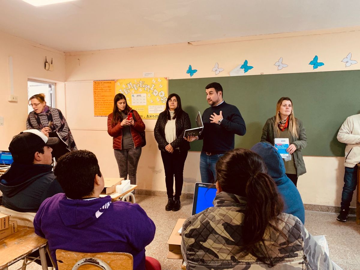Marcos Cleri recorrió obras y entregó netbooks en Esperanza y Arocena
