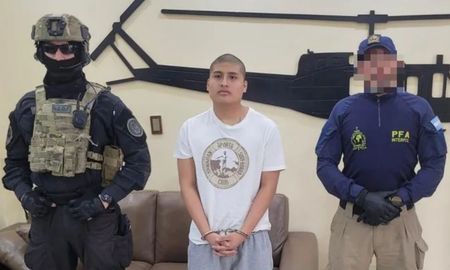 Tony Janzen Valverde Victoriano, más conocido como “Pequeño J”, y acusado por el triple crimen narco, arribó este lunes pasadas las 20.40 a Argentina Tony Janzen Valverde Victoriano, más conocido como “Pequeño J”, y acusado por el triple crimen narco, arribó este lunes pasadas las 20.40 a Argentina