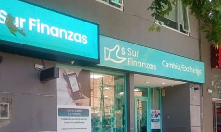 La Policía Federal Argentina realizó 30 allanamientos en simultáneo, en el marco de la causa que se investiga por presunto lavado de dinero vinculado a la empresa Sur Finanzas. La Policía Federal Argentina realizó 30 allanamientos en simultáneo, en el marco de la causa que se investiga por presunto lavado de dinero vinculado a la empresa Sur Finanzas.
