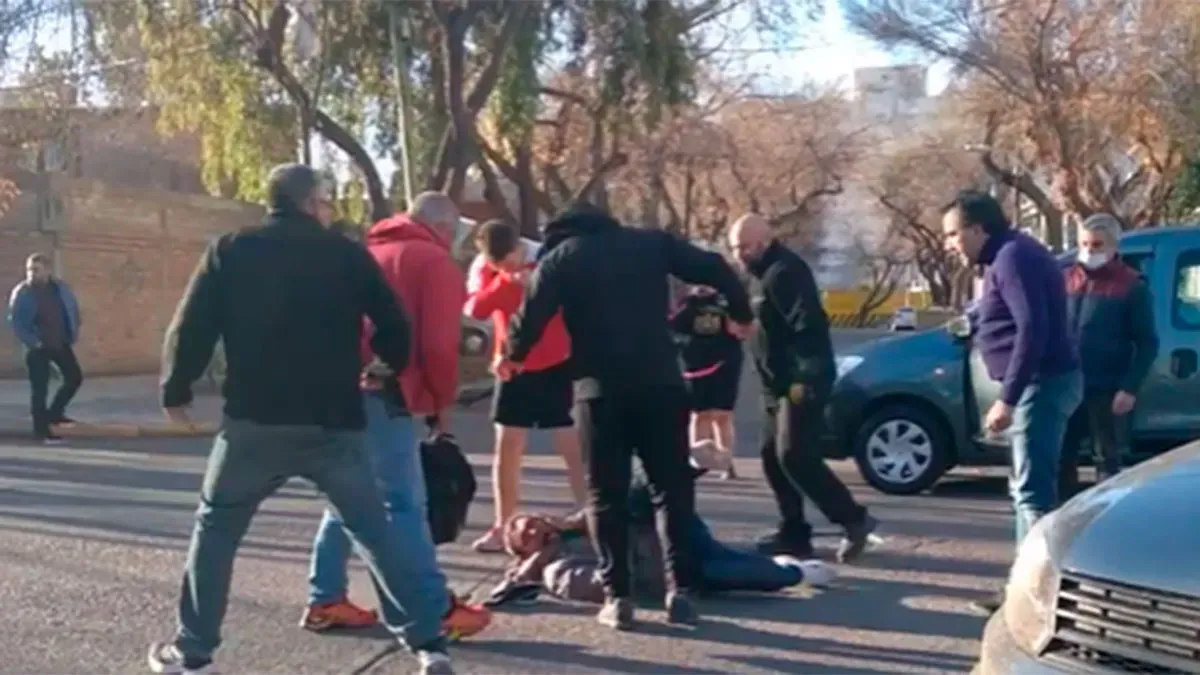 Un ladrón fue linchado en Mendoza. Su estado es gravísimo.