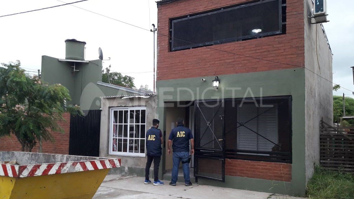 Los investigadores de la AIC realizaron un allanamiento para dar con el botín robado y detuvieron a la pareja del cadete.