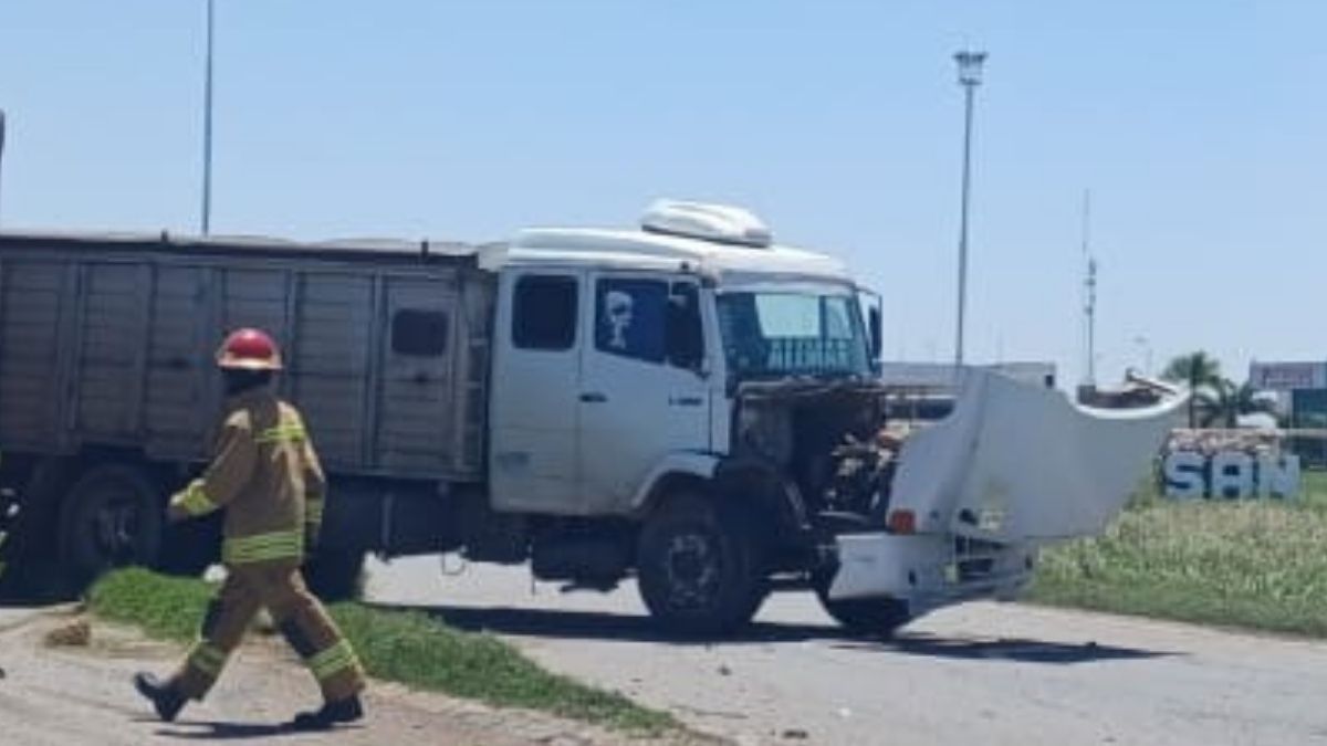 Así quedó el camión involucrado en el accidente con los jugadores de Colón. Así quedó el camión involucrado en el accidente con los jugadores de Colón.