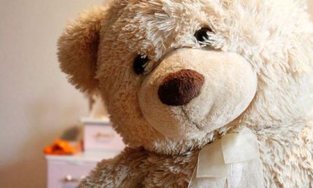 El juguete que pertenece a una niña que perdió a su padre hace semanas, era buscado en las lavanderías de la ciudad, apareció este jueves en una tintorería de barrio. El juguete que pertenece a una niña que perdió a su padre hace semanas, era buscado en las lavanderías de la ciudad, apareció este jueves en una tintorería de barrio.