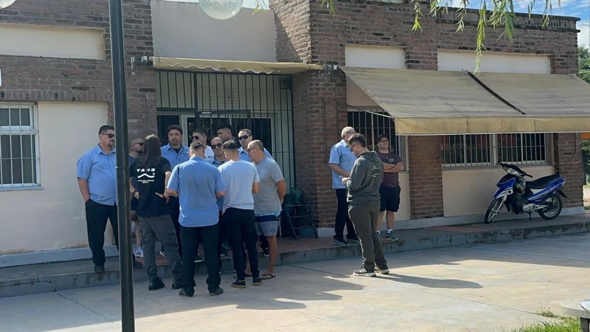 Los choferes de las líneas 4 y 14 realizaron una asamblea este viernes al mediodía por la reducción de servicios. Los choferes de las líneas 4 y 14 realizaron una asamblea este viernes al mediodía por la reducción de servicios.