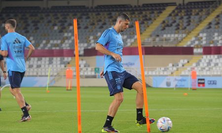La Selección argentina, con solo cuatro futbolistas - uno de ellos no es un convocado -, tuvo su primera práctica en Abu Dhabi en vísperas de la Copa del Mundo 2022. La Selección argentina, con solo cuatro futbolistas - uno de ellos no es un convocado -, tuvo su primera práctica en Abu Dhabi en vísperas de la Copa del Mundo 2022.