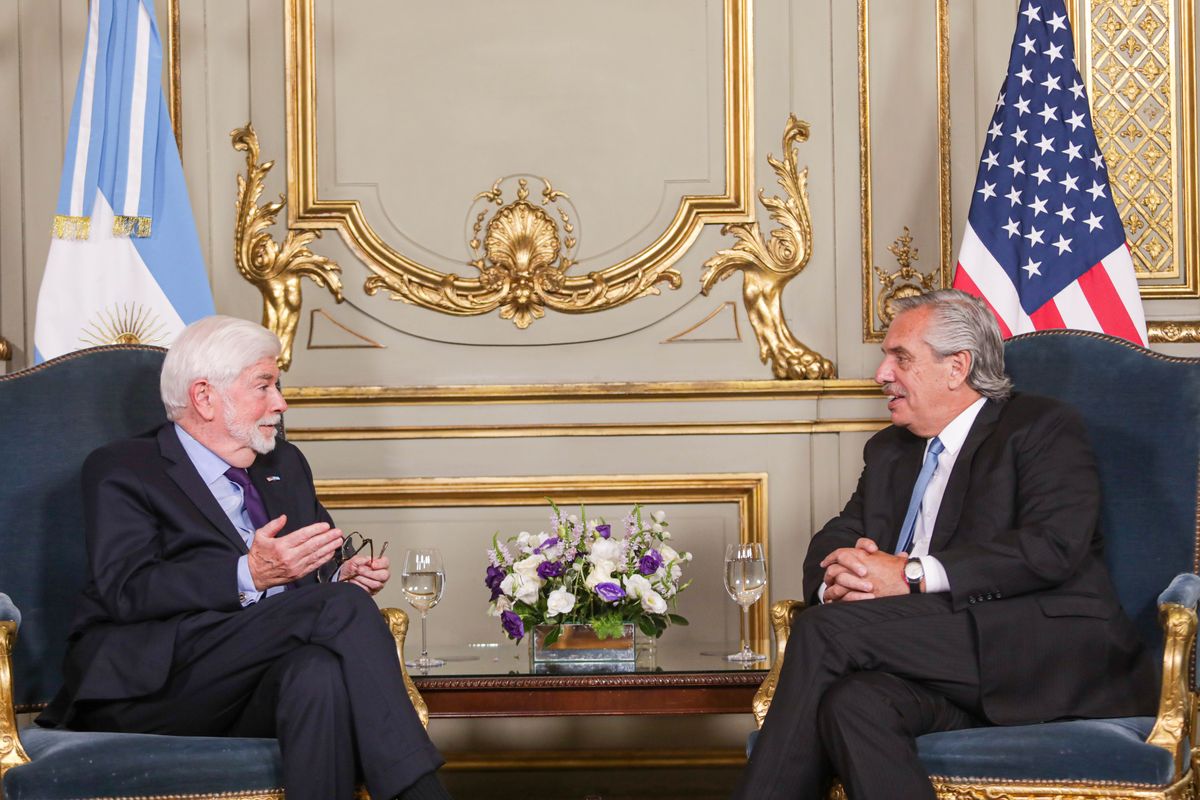 El presidente Alberto Fernández y el asesor presidencial especial para las Américas de los Estados Unidos