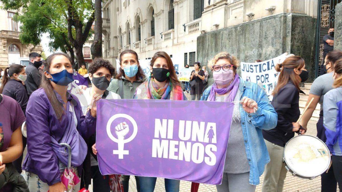 Integrantes de la Mesa Ni Una Menos se convocaron ante la Legislatura para pedir justicia por marcela Maydana.