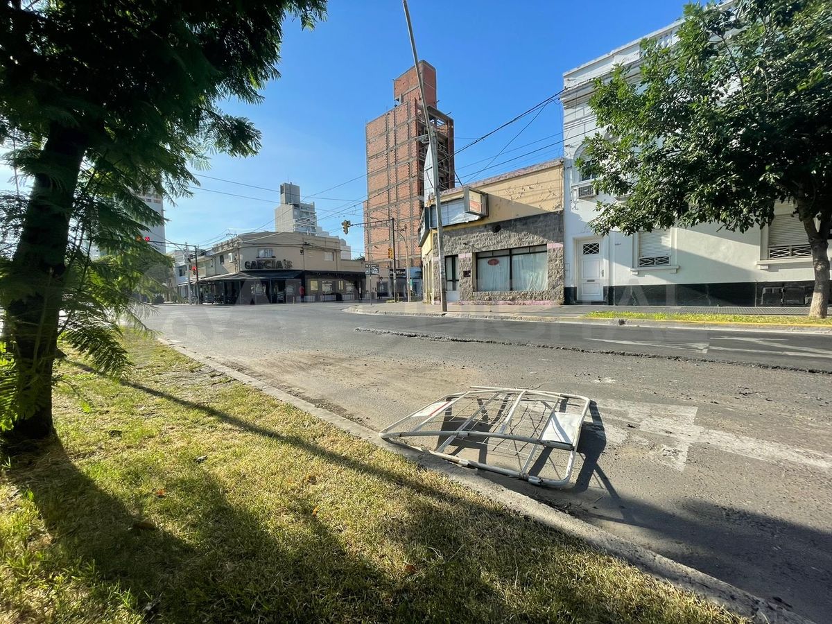 La valla que quedó está caída sobre el pavimento. La valla que quedó está caída sobre el pavimento.