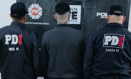 Alexis Guarda estuvo prófugo durante más de un año y se entregó en 2024. Durante su rebeldía de la Justicia abrió tres agencias de autos en Rosario. Alexis Guarda estuvo prófugo durante más de un año y se entregó en 2024. Durante su rebeldía de la Justicia abrió tres agencias de autos en Rosario.