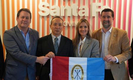En la Exposición Rural de Palermo, autoridades provinciales y empresarios del sector cárnico se reunieron con el embajador chino para avanzar en acuerdos pendientes. En la Exposición Rural de Palermo, autoridades provinciales y empresarios del sector cárnico se reunieron con el embajador chino para avanzar en acuerdos pendientes.
