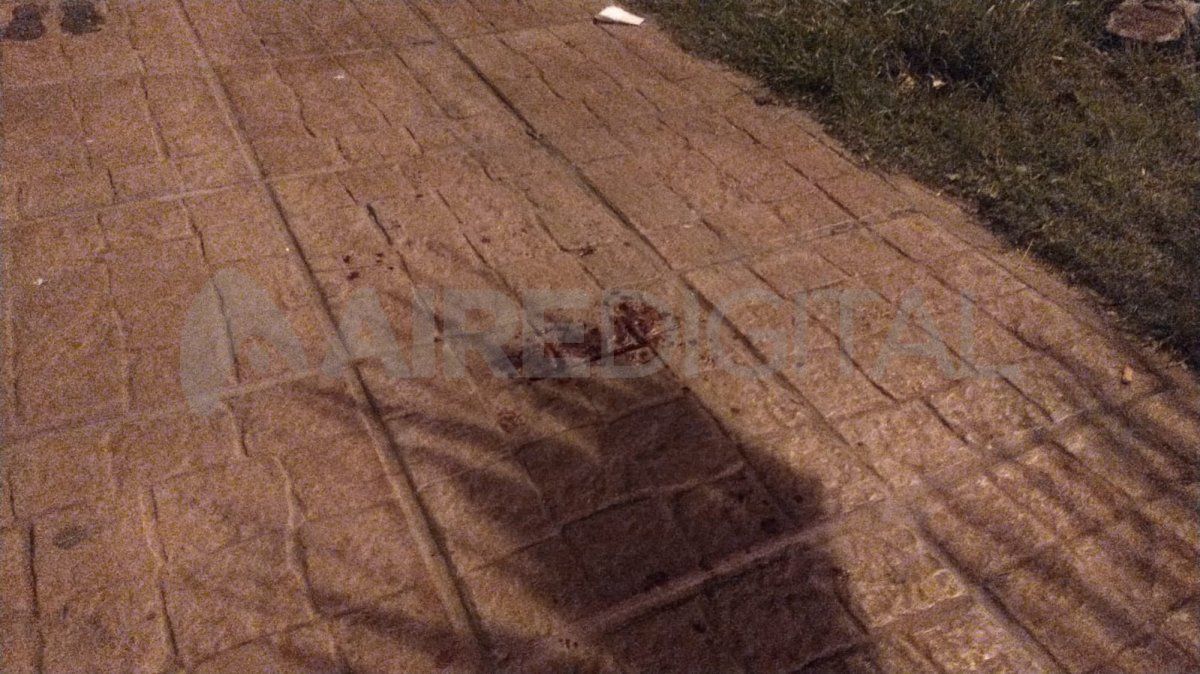 Los rastros de sangre de la víctima del intento de robo, que recibió golpes en la cabeza y el rostro.