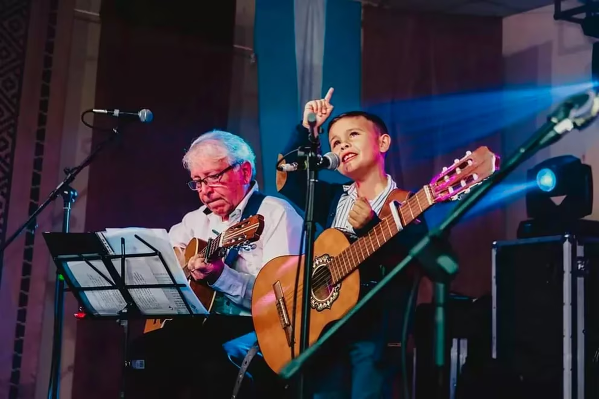Felipe en el escenario de una de los festivales locales de folclore. Felipe en el escenario de una de los festivales locales de folclore.