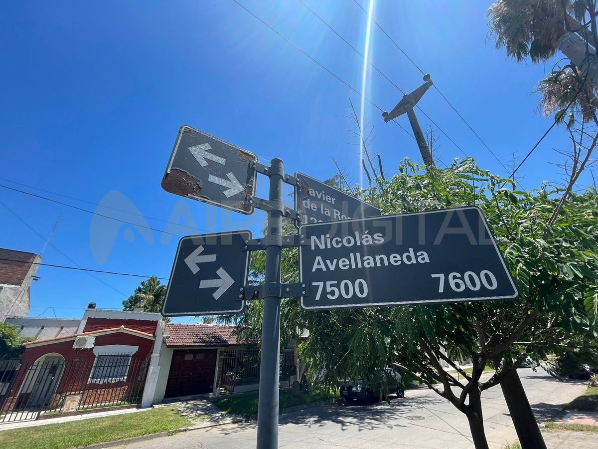 El domicilio se encuentra en las calles Nicolás Avellaneda y Javier de la Rosa. El domicilio se encuentra en las calles Nicolás Avellaneda y Javier de la Rosa.