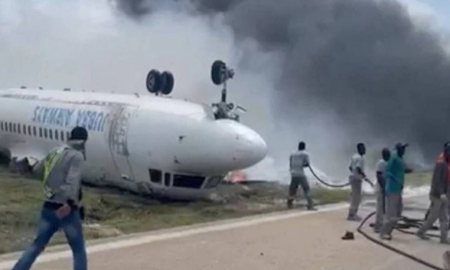 Un avión volcó tras haber aterrizado, los 36 ocupantes se salvaron de milagro