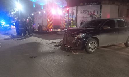 Un patrullero y un auto chocaron en pleno Bulevar Gálvez Un patrullero y un auto chocaron en pleno Bulevar Gálvez