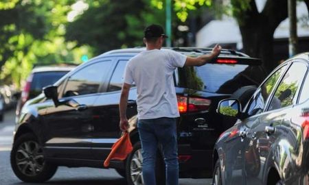 Los cuidacoches están prohibidos en la ciudad de Santa Fe por ordenanza. Los cuidacoches están prohibidos en la ciudad de Santa Fe por ordenanza.