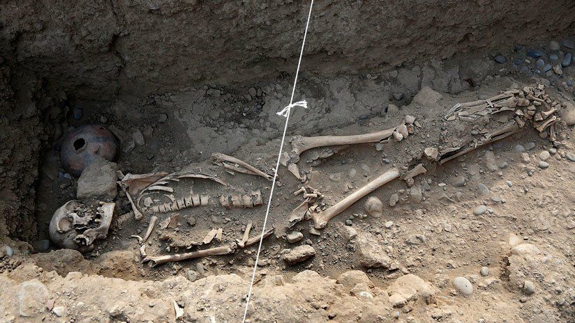 Hallan un bebé de 6.000 años abrazado a su madre